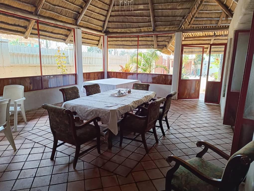 Mia Safari Lodge And Restaurant Ентеббе Екстер'єр фото